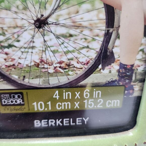 Berkeley Green Acrylic Table Top Picture Frame 4" X 6" - Picture 3 of 4